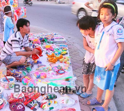 Diễn Châu: Siết chặt quản lý thị trường đồ chơi bạo lực của Trung Quốc