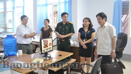 Thiếu tướng Lê Phúc Nguyên - Tổng Biên tập Báo Quân đội nhân dân Việt Nam thăm và làm việc với Báo Nghệ An