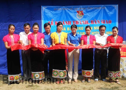 Bàn giao nhà bán trú dân nuôi và tặng quà cho thiếu nhi, học sinh xã Tam Hợp