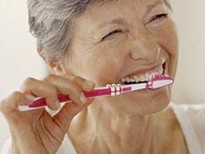 Giảm nguy cơ sa sút trí tuệ bằng đánh răng