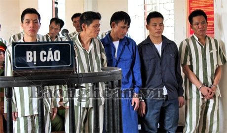 Tuyên án 28 bị cáo đưa ma túy vào Trại giam số 3 (Tân Kỳ)