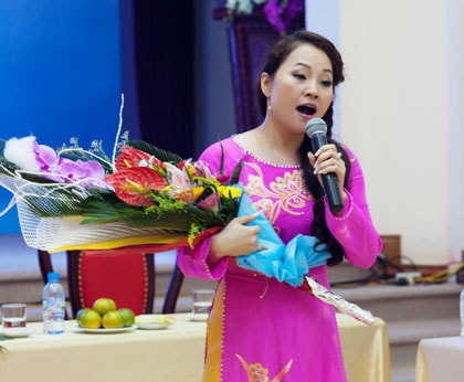 Tặng 500 đĩa nhạc “Gần lắm Trường Sa” cho bộ đội Trường Sa