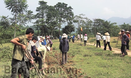 Xã Tiền Phong (Quế Phong) làm đường xây dựng nông thôn mới