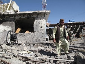 Đánh bom xe liều chết nhằm vào căn cứ NATO