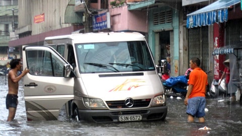 TP.HCM: Khốn khổ vì triều cường đang dâng lên đỉnh