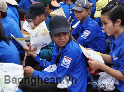 Triển khai chương trình “Tư vấn chăm sóc sức khỏe sinh sản cho học sinh THPT” năm 2012