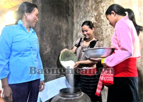 “Hũ gạo tiết kiệm” của chị em bản Mới