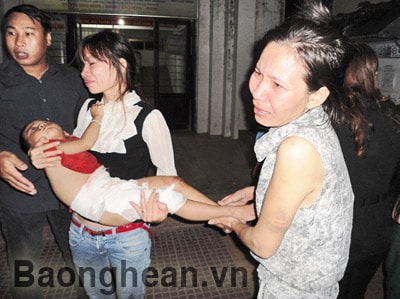 Cháu bé 3 tuổi mắc kẹt thang cuốn siêu thị Big C Vinh