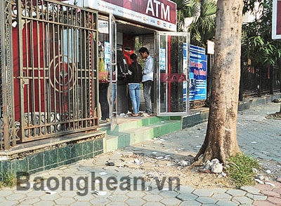 Nhiều điểm rút tiền tự động thiếu thùng rác