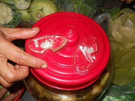 Phát hiện áo ngực Trung Quốc chứa “gói thuốc lạ”