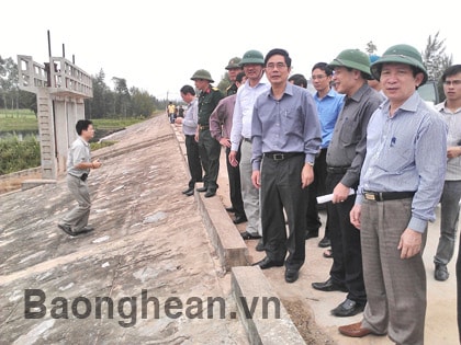 Bộ trưởng Bộ NN&PTNT Cao Đức Phát kiểm tra công tác phòng chống cơn bão số 8 tại Nghệ An