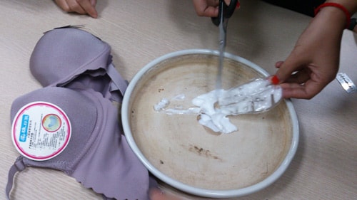 Áo ngực chứa dung dịch lạ xuất hiện ở Hà Nội