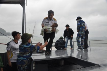 Điều trực thăng cứu 35 người trên giàn khoan đứt dây kéo do bão