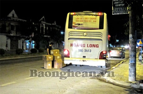 Xe giường nằm Hoàng Long biến lòng đường thành… bến xe