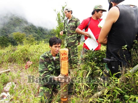 Cắm 3 cột mốc biên giới Việt Nam - Lào trên địa bàn Kỳ Sơn