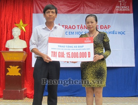 Công ty Prudential Việt Nam tặng 15 xe đạp cho học sinh nghèo học giỏi huyện Yên Thành