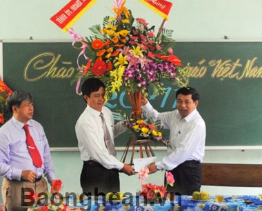 Trường THPT Phan Đăng Lưu đón danh hiệu Trường đạt chuẩn quốc gia