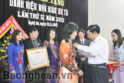 Trao tặng danh hiệu Nhà giáo Ưu tú cho 13 cán bộ, giáo viên Nghệ An