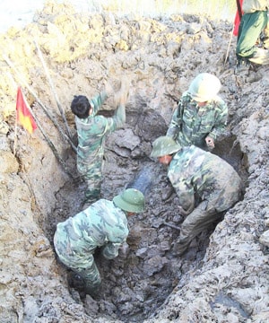 Phát hiện một vật nổ nghi đầu tên lửa tại cánh đồng xóm Phong Hảo - xã Hưng Hòa (Tp.Vinh)