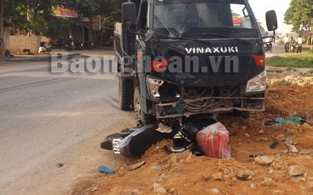 Xe tải đâm xe máy, 2 người bị thương nặng