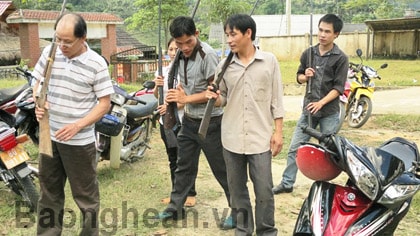 Đồn biên phòng Hạnh Dịch vận động nhân dân giao nộp 42 khẩu súng