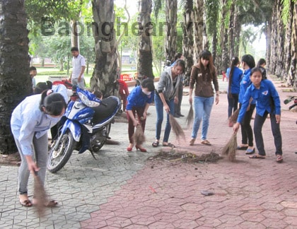 Thành đoàn Vinh ra quân làm vệ sinh môi trường