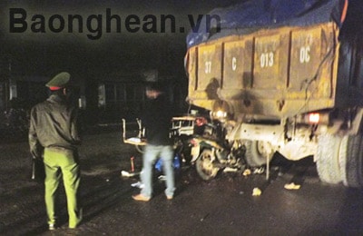 Lao vào đuôi xe tải đỗ bên đường, 1 người chết tại chỗ