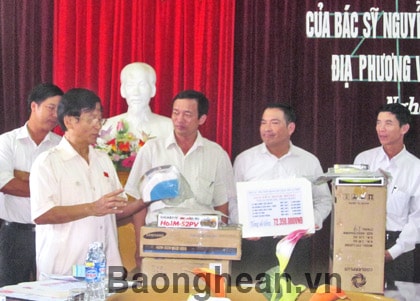 Bác sỹ Nguyễn Minh Hồng tặng quà các địa phương, cá nhân trong tỉnh