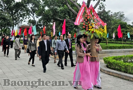 Đoàn đại biểu Bộ LĐ-TB&XH Viêt Nam và Bộ Lao động và Phúc lợi xã hội Lào dâng hương tưởng niệm Chủ tịch Hồ Chí Minh