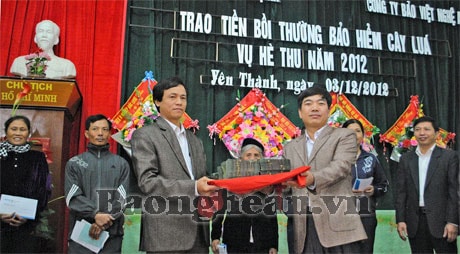 Trao hơn 5,5 tỷ đồng bồi thường bảo hiểm cây lúa vụ hè thu 2012