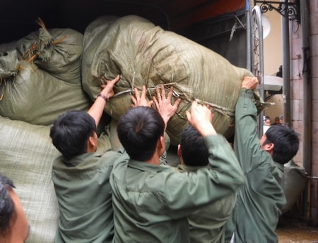 Hơn 6 tấn quần áo Trung Quốc bị thu giữ tại chợ Đồng Xuân