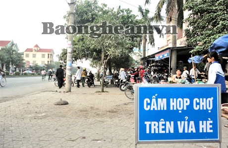 Ra quân chấn chỉnh tình trạng lấn chiếm vỉa hè, lòng đường ở chợ Nghi Phú