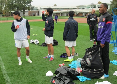 Chưa được đấu đối kháng, 4 cầu thủ trẻ HA.GL rời Arsenal về nước