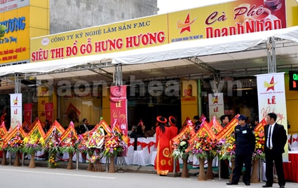 Hội doanh nhân trẻ Nghệ An khai trương Quán cà phê Doanh nhân và Siêu thị đồ gỗ