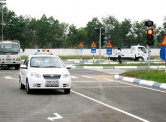 Cơ sở đào tạo lái xe ô tô phải có cả xe số tự động