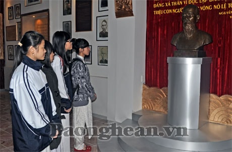 Lễ kỷ niệm 145 năm Ngày sinh nhà chí sĩ yêu nước Phan Bội Châu và cắt băng khánh thành tượng Cụ Phan ( 26/12/1867 - 2012)