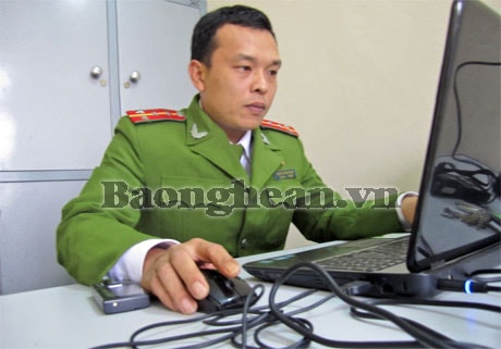 Hai chiến sỹ công an trả lại gần 8 triệu đồng cho người đánh rơi