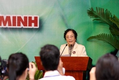 Bà Nguyễn Thị Bình nhận huy hiệu 65 năm tuổi Đảng