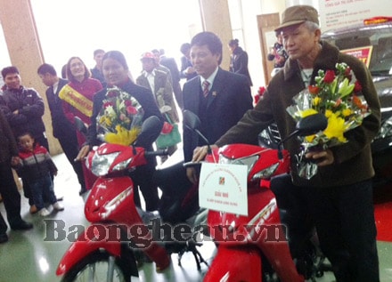 Agribank Nghệ An trao giải đặc biệt xe Toyota Altis cho khách hàng trúng thưởng