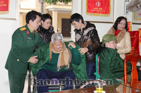 Bộ CHQS tỉnh thăm và tặng quà 2 Khu điều dưỡng thương binh nặng