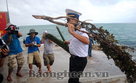 Đoàn tàu của Bộ Tư lệnh Hải quân vùng 4 mang quà Tết ra Trường Sa