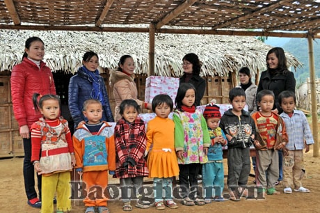 Bạn đọc Báo Nghệ An tặng quà Trường mầm non Bản Pịch Niệng, xã Tri Lễ (Quế Phong)