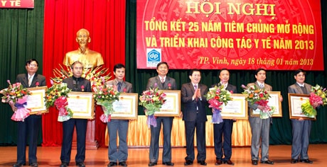 Tổng kết 25 năm tiêm chủng mở rộng và triển khai công tác y tế năm 2013