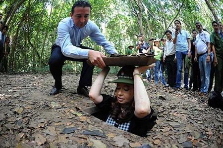 Tổng thống Argentina ấn tượng mạnh với địa đạo Củ Chi