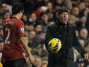 HLV Alex Ferguson "nổi điên" với vị trọng tài biên