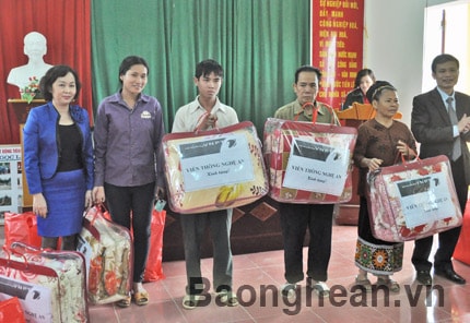 Trao 250 suất quà tết cho người dân tái định cư thủy điện Bản Vẽ