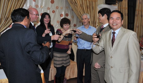 UBND tỉnh gặp mặt các nhà đầu tư và chuyên gia nước ngoài