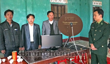 Đồn Biên phòng Diễn Thành tặng quà cho bà con giáo dân họ Phúc Thịnh