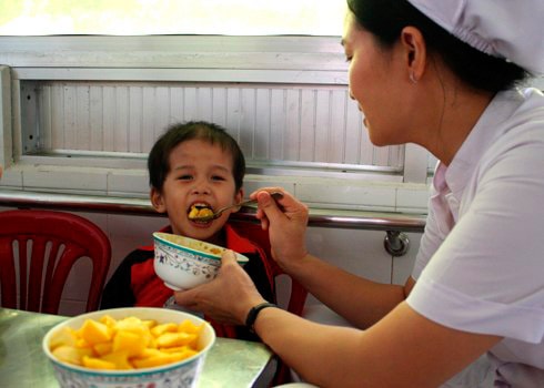 Phòng ngộ độc thức ăn cho trẻ ngày Tết