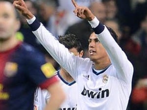 Varane giúp Real Madrid thoát thua trước Barcelona